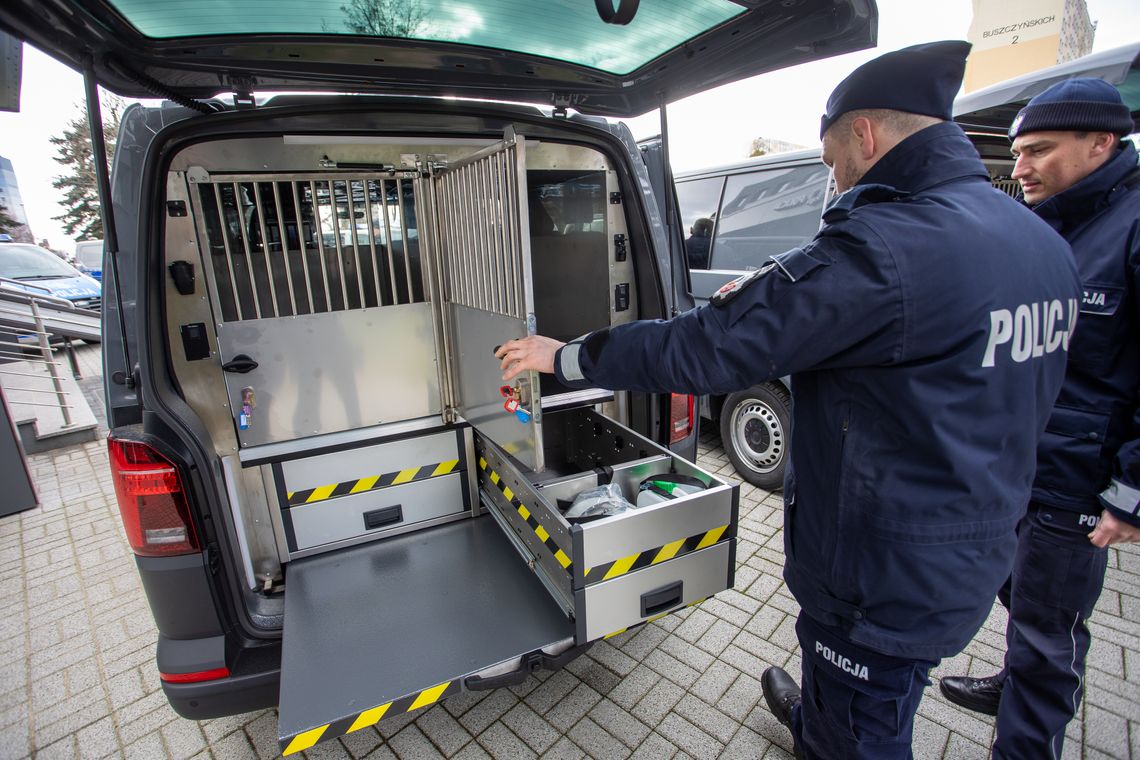 Policjanci z Włocławka z nowymi pojazdami do transportu psów służbowych 