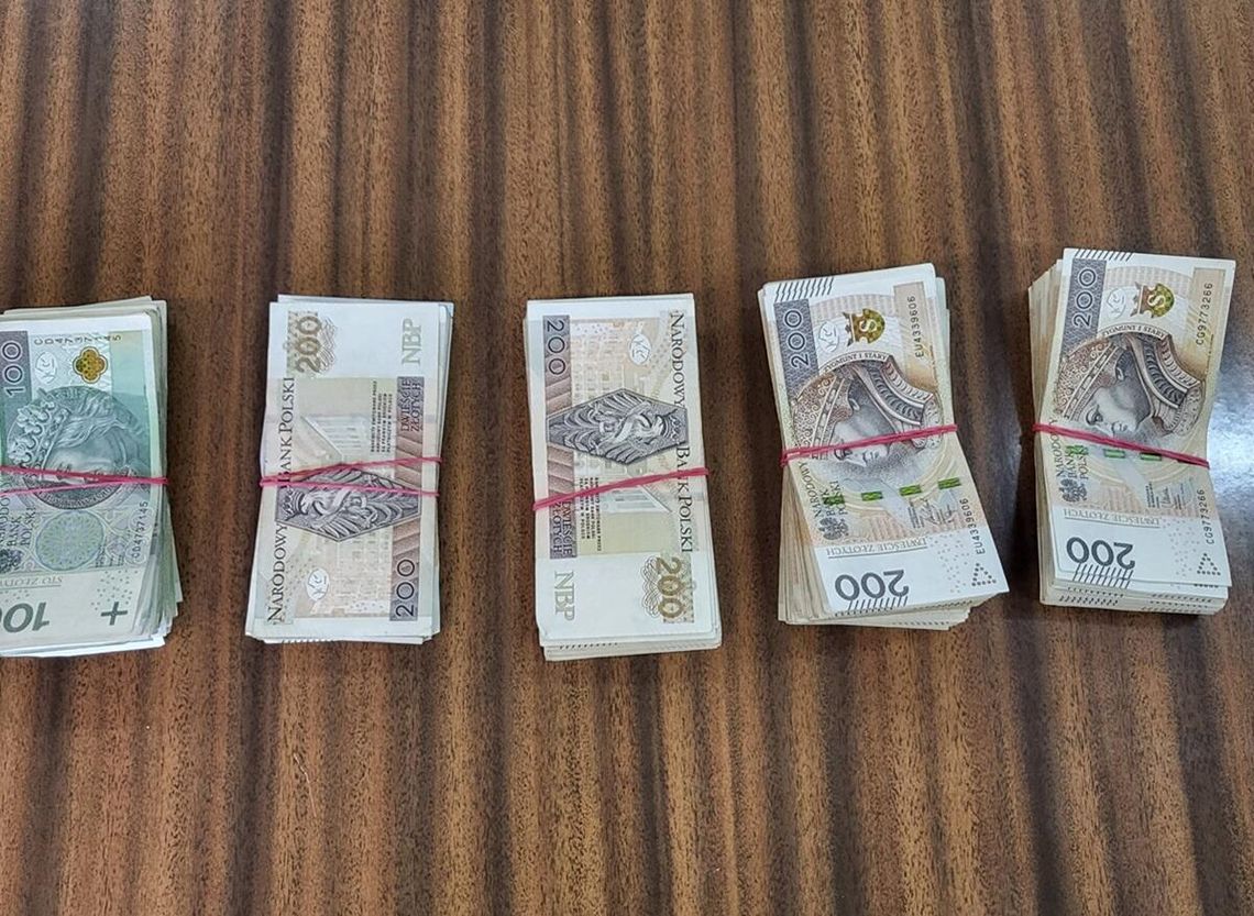Policjanci zabezpieczyli 827 g marihuany i kilkadziesiąt tysięcy zł