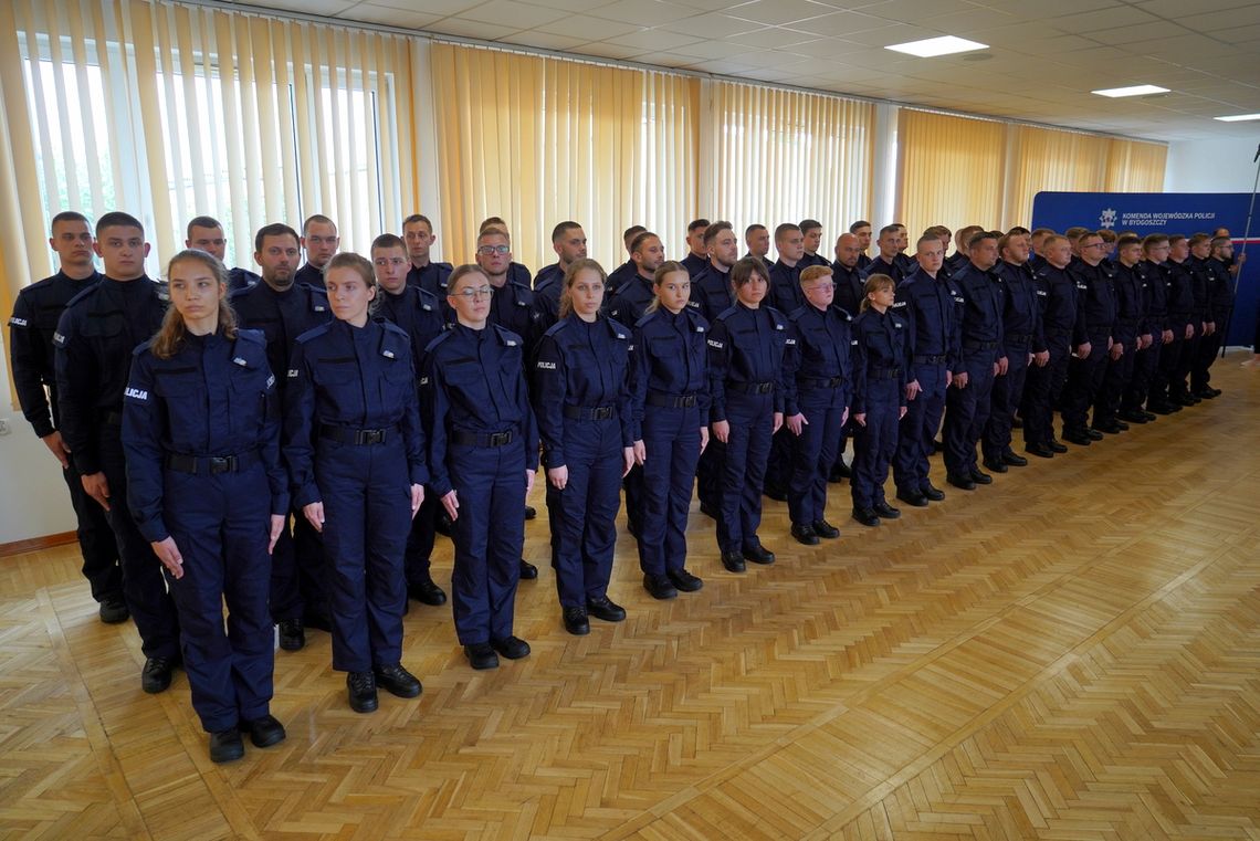 Policjanci złożyli ślubowanie. Siedmiu trafi do Włocławka