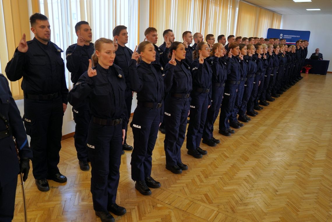 Policjanci złożyli uroczyste ślubowanie. Czworo trafi do KMP we Włocławku