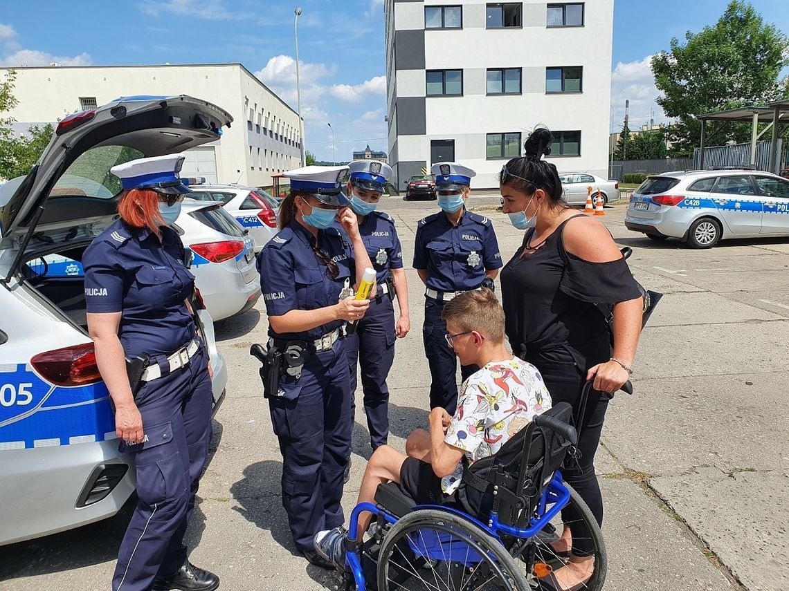 Policjantki z Włocławka spełniły marzenie nastolatka. "Detektyw" Aron pełnił w poniedziałek służbę wraz z policjantami KMP 