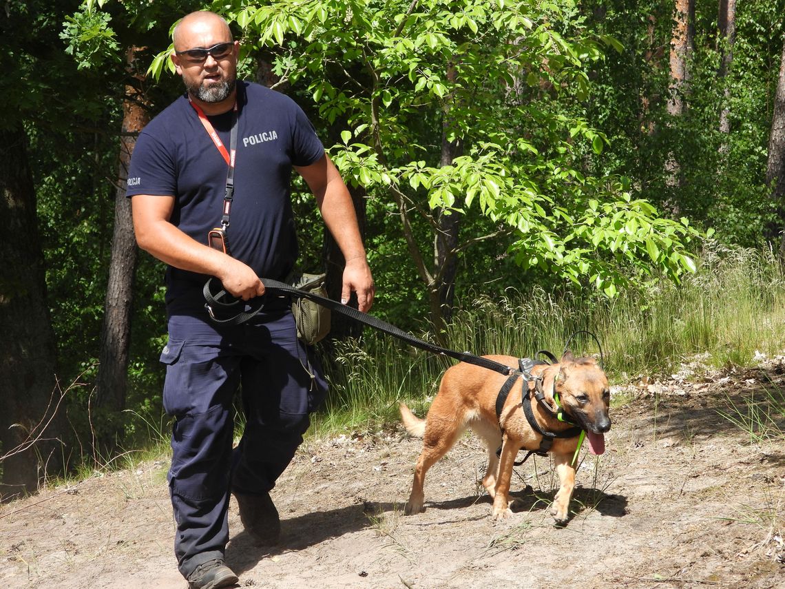Policyjne psy tropiące w okolicach Jeziora Łuba. Na miejscu także...