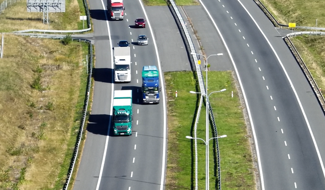 Kierowca ciężarówki łamał przepisy na autostradzie. Policyjny dron w akcji