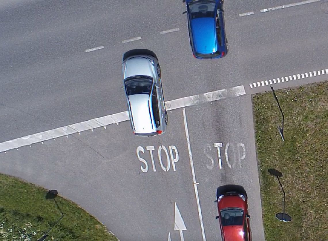 Policyjny dron na skrzyżowaniu al. K.Wielkiego z ul. Zielną. Posypały się mandaty [video]