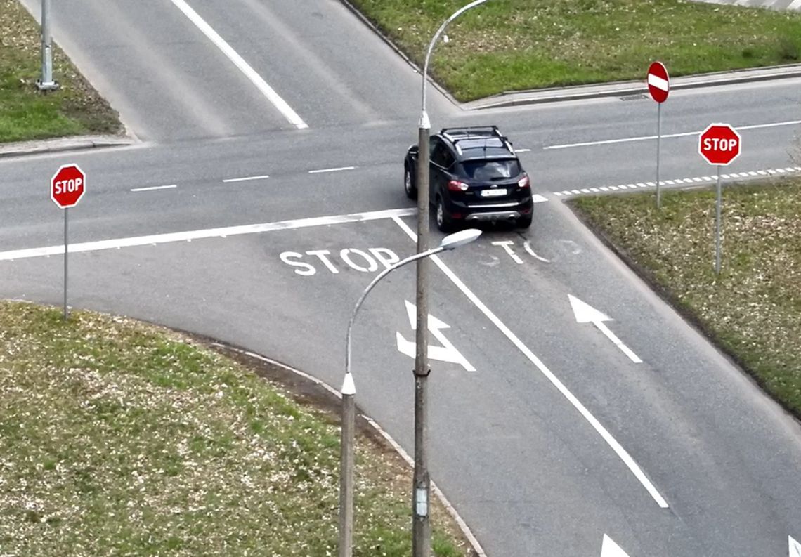 Policyjny dron w akcji. Kierowcy lekceważyli znak STOP