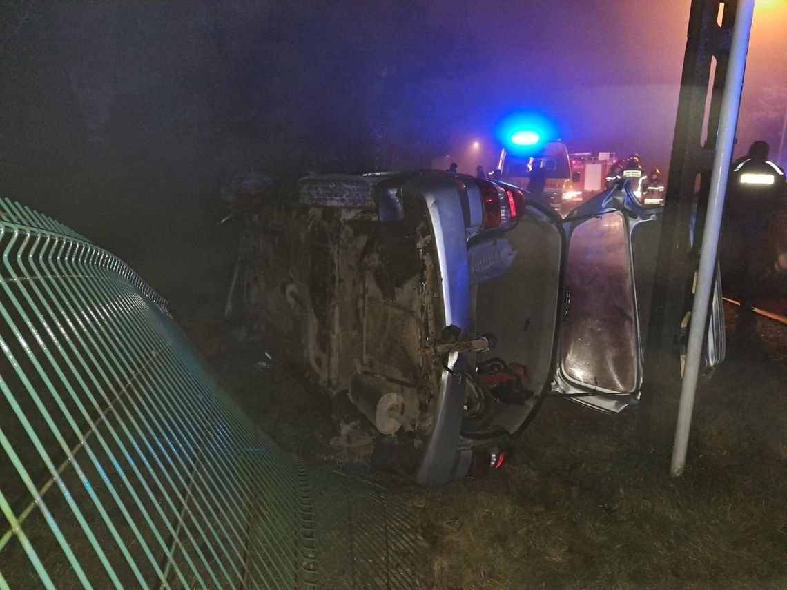 Policyjny pościg zakończony dachowaniem. Kierowcy grozi do 30 000 zł grzywny Policyjny pościg zakończony dachowaniem. Kierowcy grozi do 30 000 zł grzywny