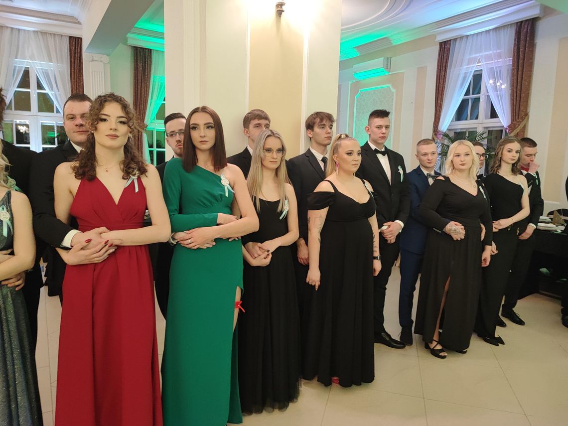 "Poloneza czas zacząć". Dziś uczniowie Zespołu Szkół Chemicznych "Poloneza czas zacząć". Dziś uczniowie Zespołu Szkół Chemicznych