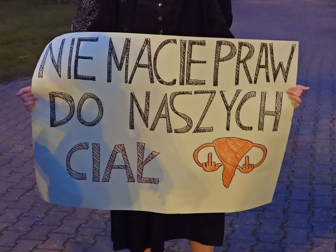 Ponad 100 osób protestowało pod biurem poselskim Joanny Borowiak