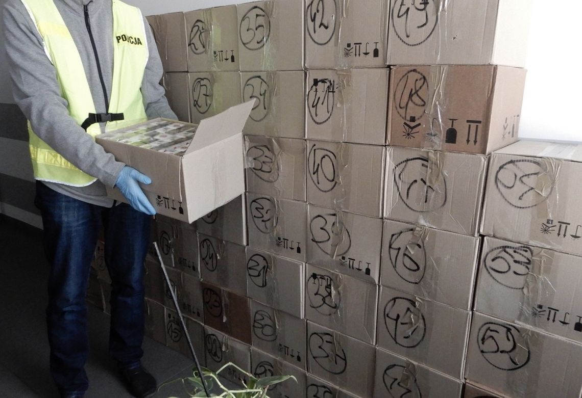 Ponad 11 000 paczek papierosów bez znaków akcyzy. Kontrabanda została zabezpieczona przez włocławskich policjantów Ponad 11 000 paczek papierosów bez znaków akcyzy. Kontrabanda została zabezpieczona przez włocławskich policjantów