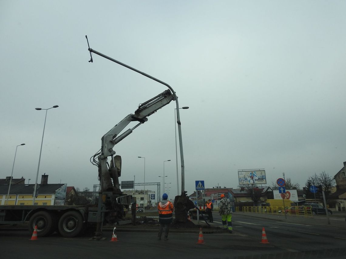 Ponad 23 000 zł kosztowała wymiana uszkodzonej sygnalizacji świetlnej na skrzyżowaniu ulic Okrzei i Wroniej