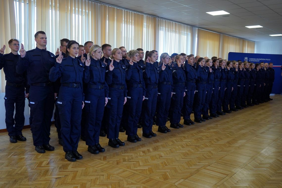 Ponad 60 policjantów złożyło ślubowanie. 8 z nich trafi do Włocławka