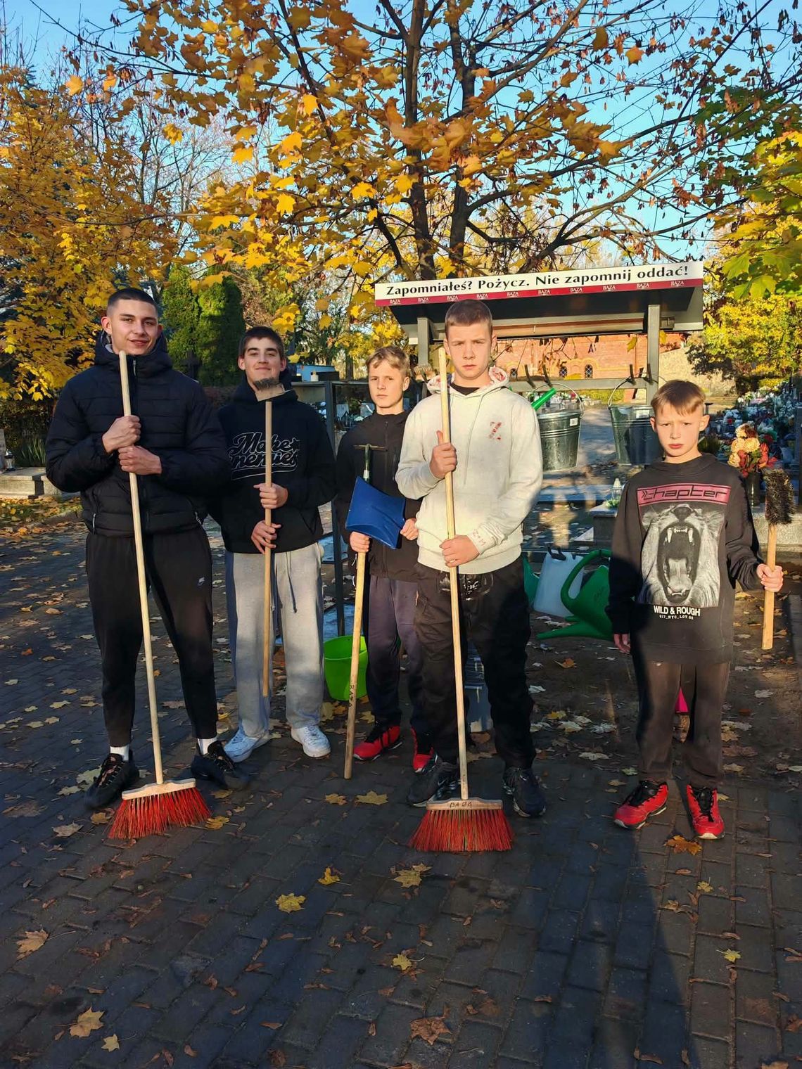 Posprzątali groby dzieci. Wychowankowie Młodzieżowego Ośrodka Wychowawczego jak co roku zadbali o miejsca pochówku Posprzątali groby dzieci. Wychowankowie Młodzieżowego Ośrodka Wychowawczego jak co roku zadbali o miejsca pochówku