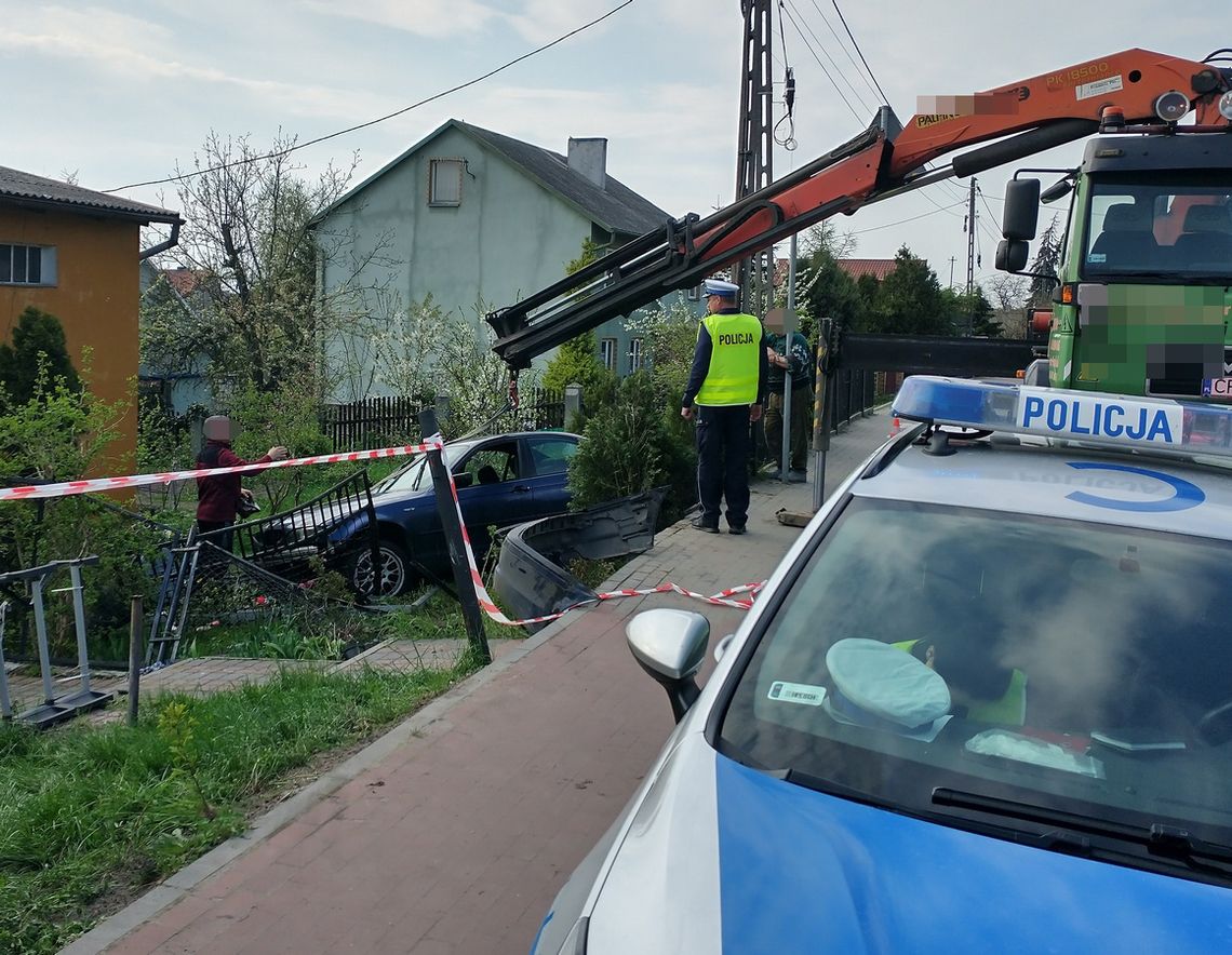 Potrącenie 11-latka w Radziejowie. 21-latek kierujący BMW wylądował na podwórku posesji