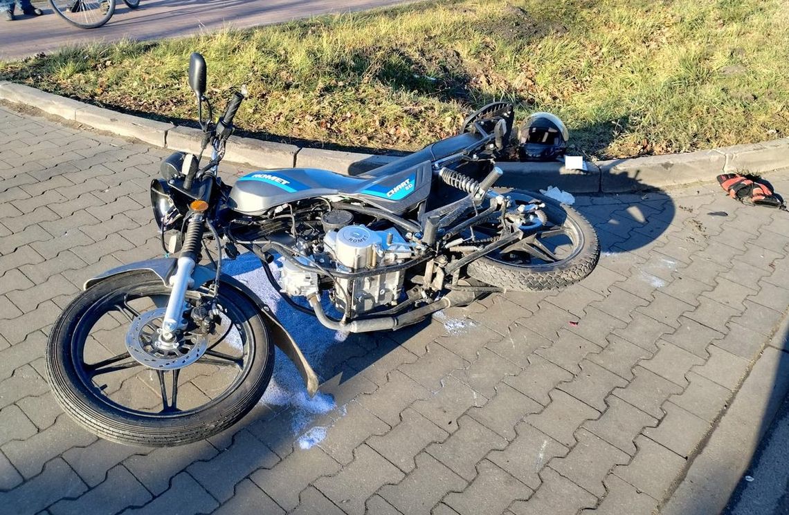 Potrącenie motorowerzystki w regionie. 67-latka została przewieziona do szpitala