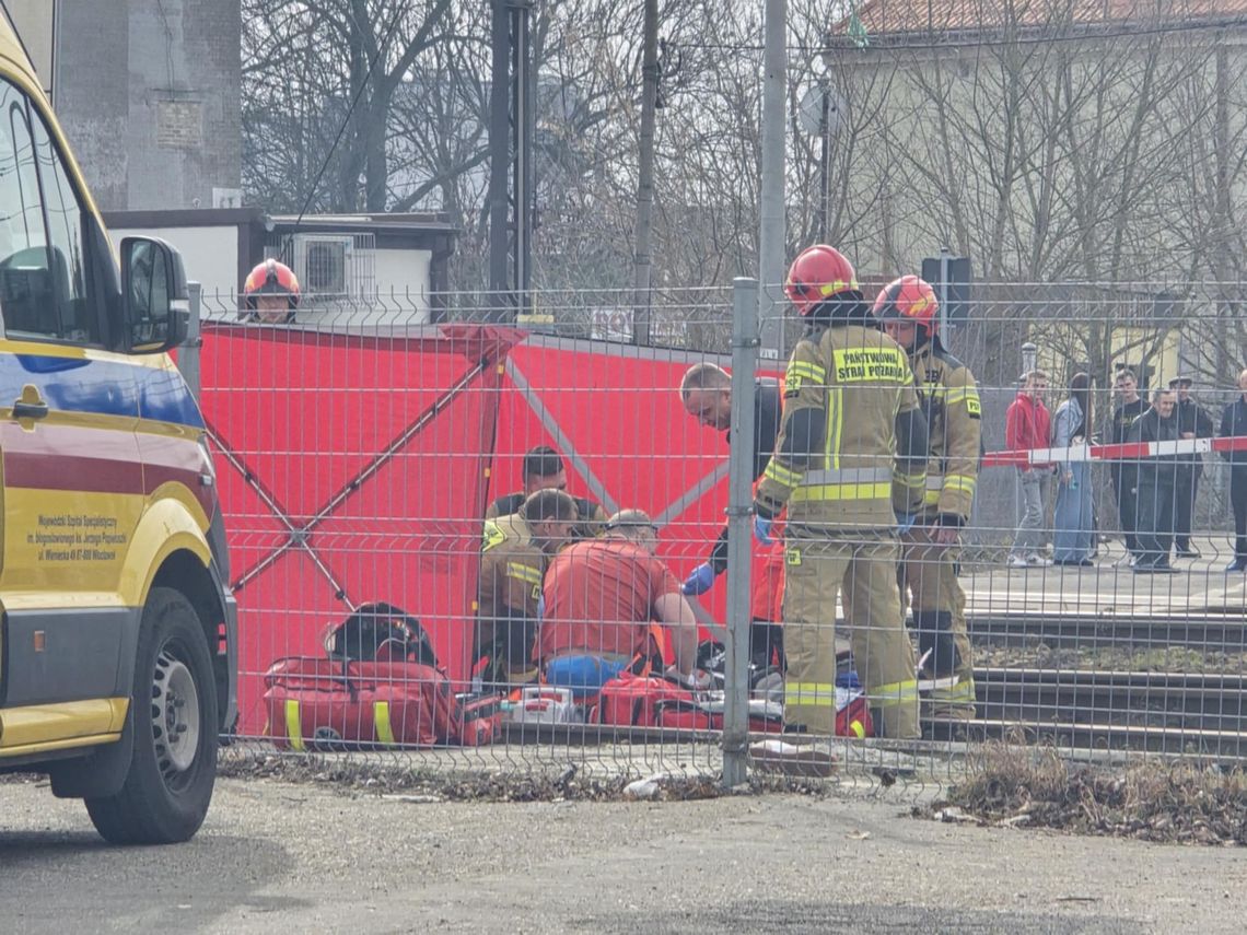 Potrącenie na torowisku przy ul. Kaliskiej. Trwa reanimacja