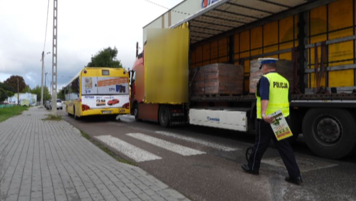 Potrącenie na ul. Chłodnej. Kierowca ciężarówki został przewieziony do szpitala
