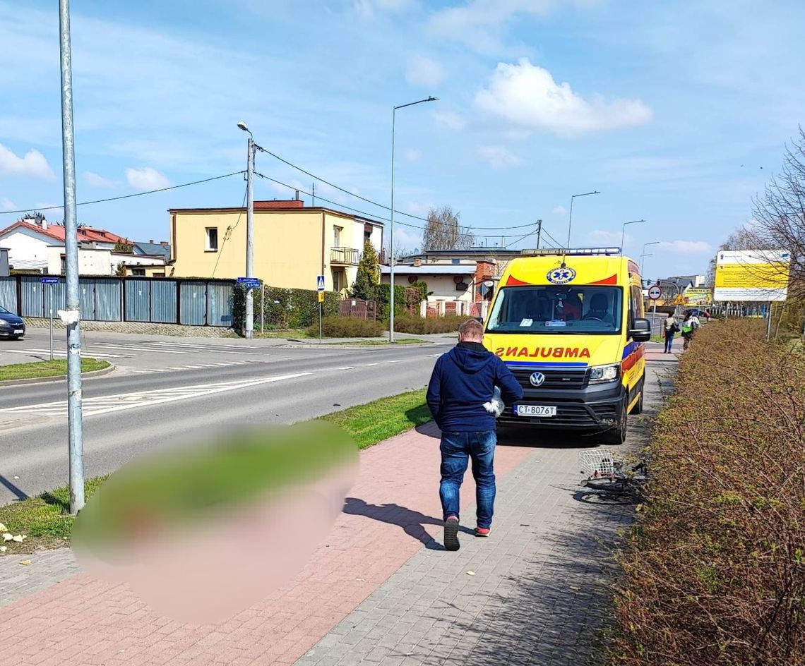 Potrącenie rowerzysty na ul. Kapitulnej. Z poważnymi obrażeniami trafił do szpitala [zdjęcia nie dla wrażliwych]