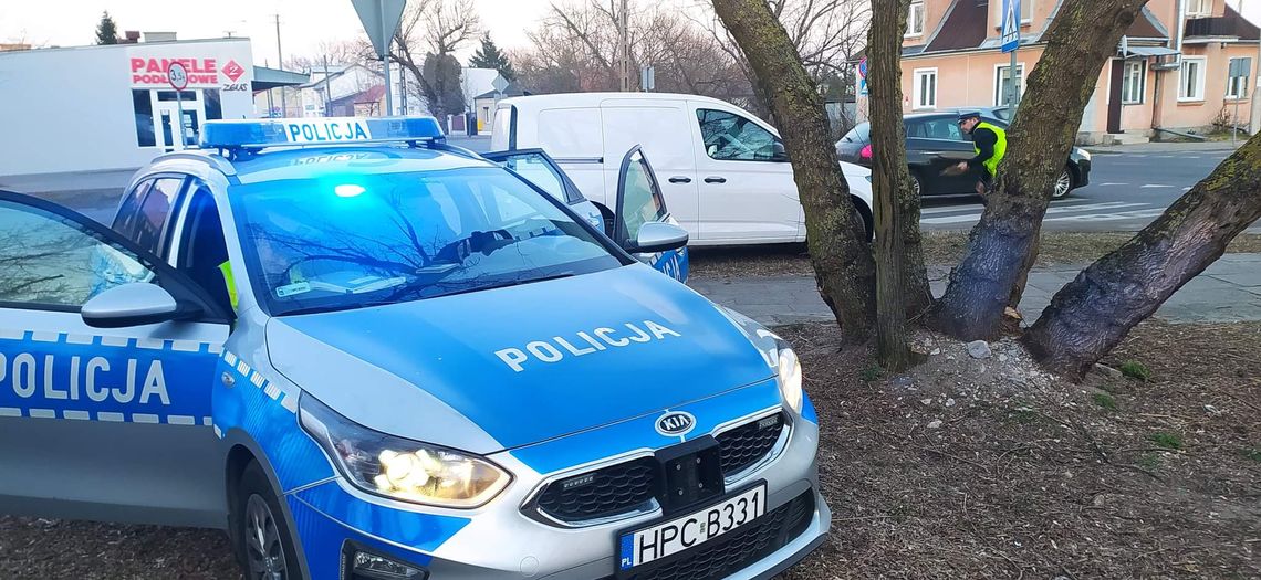 Potrącenie pieszej na ul. Wiejskiej. Kobieta trafiła do szpitala