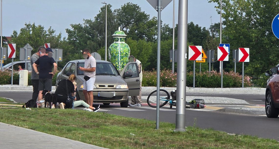 Potrącenie rowerzystki na rondzie Kaliskiej i Broniewskiego