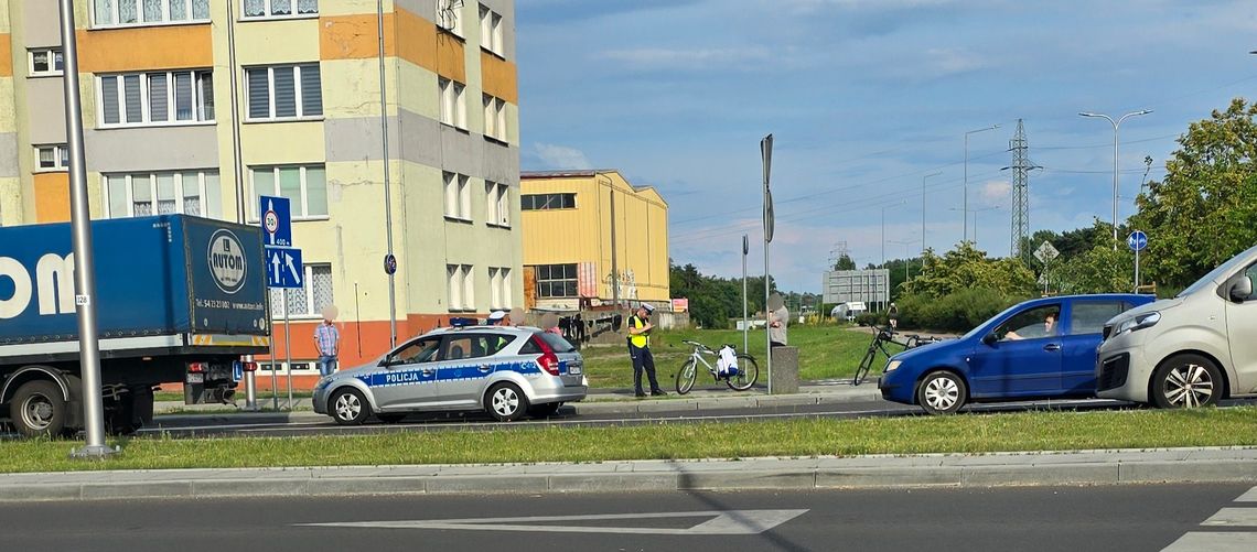 Potrącenie rowerzystki na rondzie na ul. Kruszyńskiej