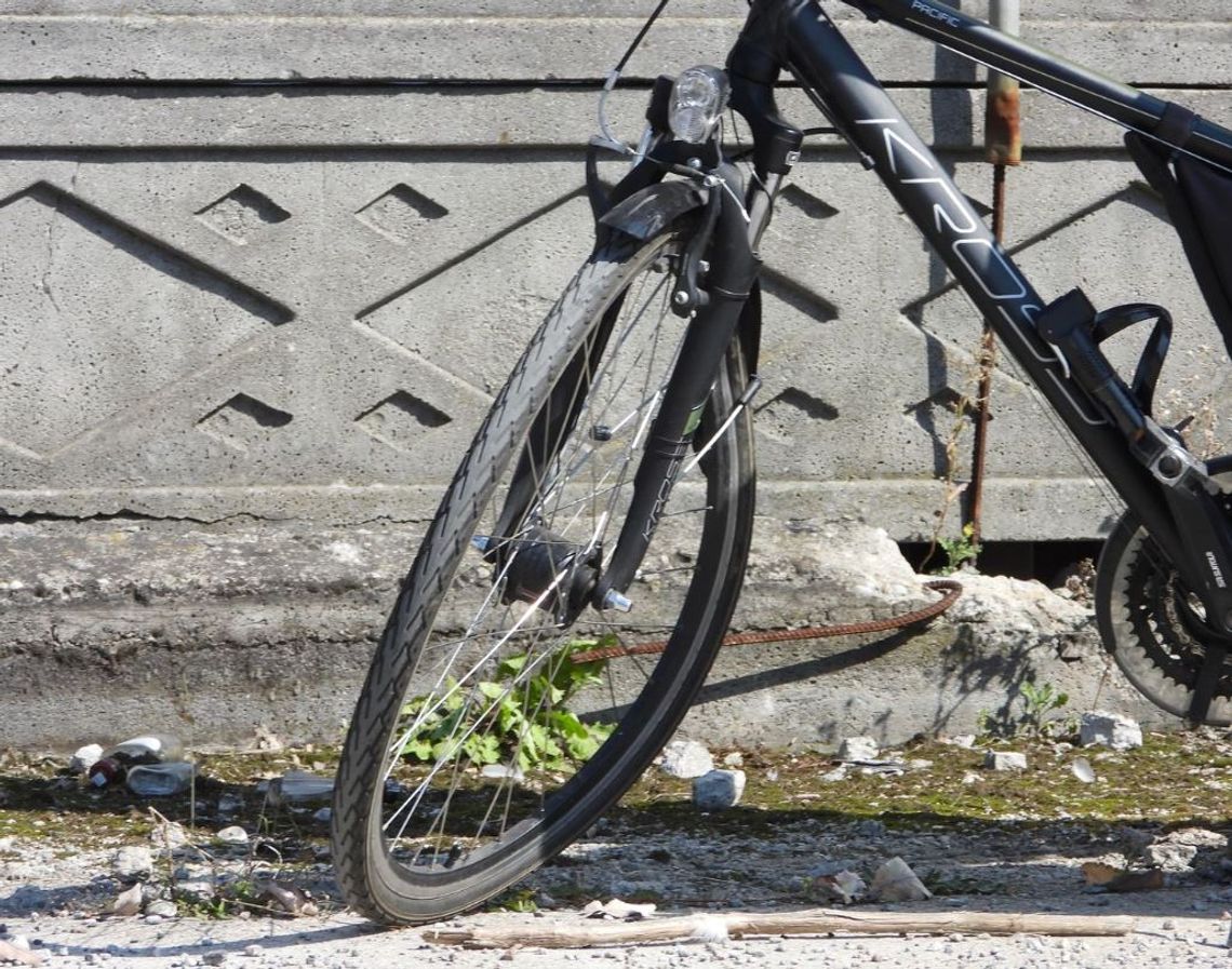 Potrącenie rowerzystki przez pojazd ciężarowy. 70-latkę przewieziono do szpitala