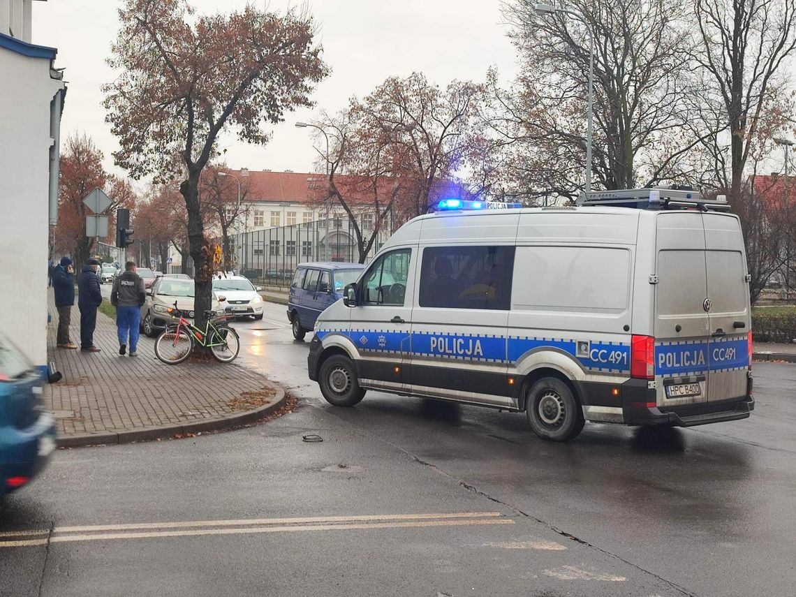 Potrącenie rowerzysty na ul. Stodólnej. Mężczyzna trafił do szpitala 