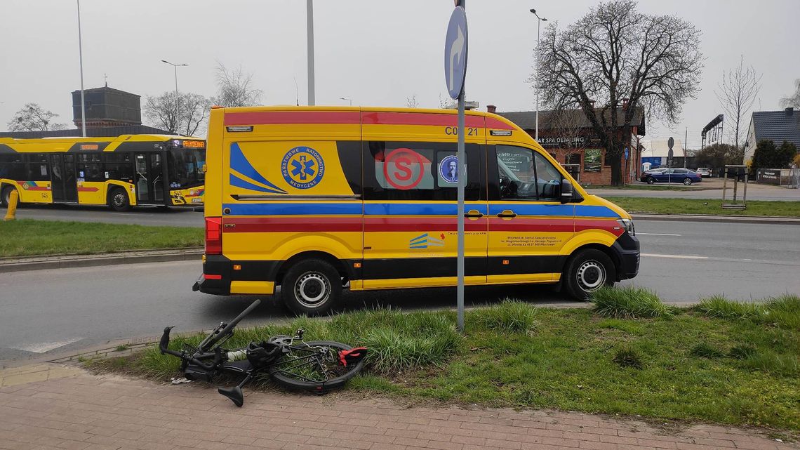 Potrącenie rowerzysty na ulicy Bauera. Na miejscu policja i pogotowie Potrącenie rowerzysty na ulicy Bauera. Na miejscu policja i pogotowie