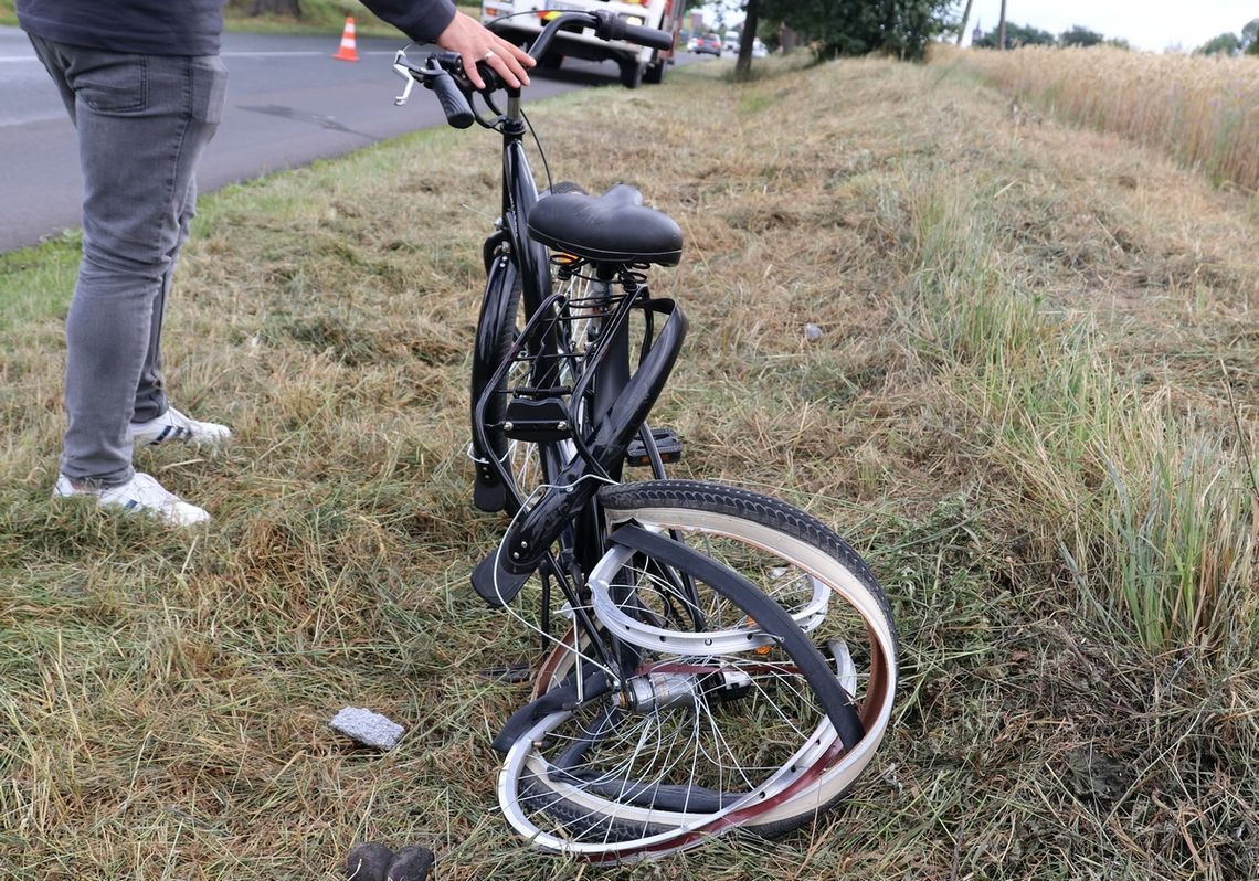 Potrącenie rowerzysty w regionie. 69-latka przewieziono do szpitala