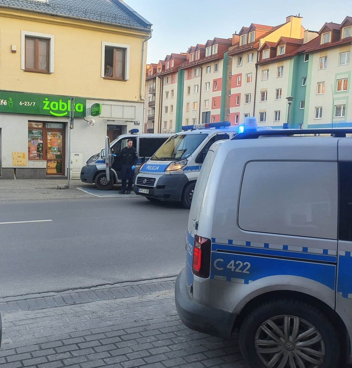 Co stało się pod Żabką na P.O.W.? Miało dojść do próby samobójczej. Co stało się pod Żabką na P.O.W.? Miało dojść do próby samobójczej.