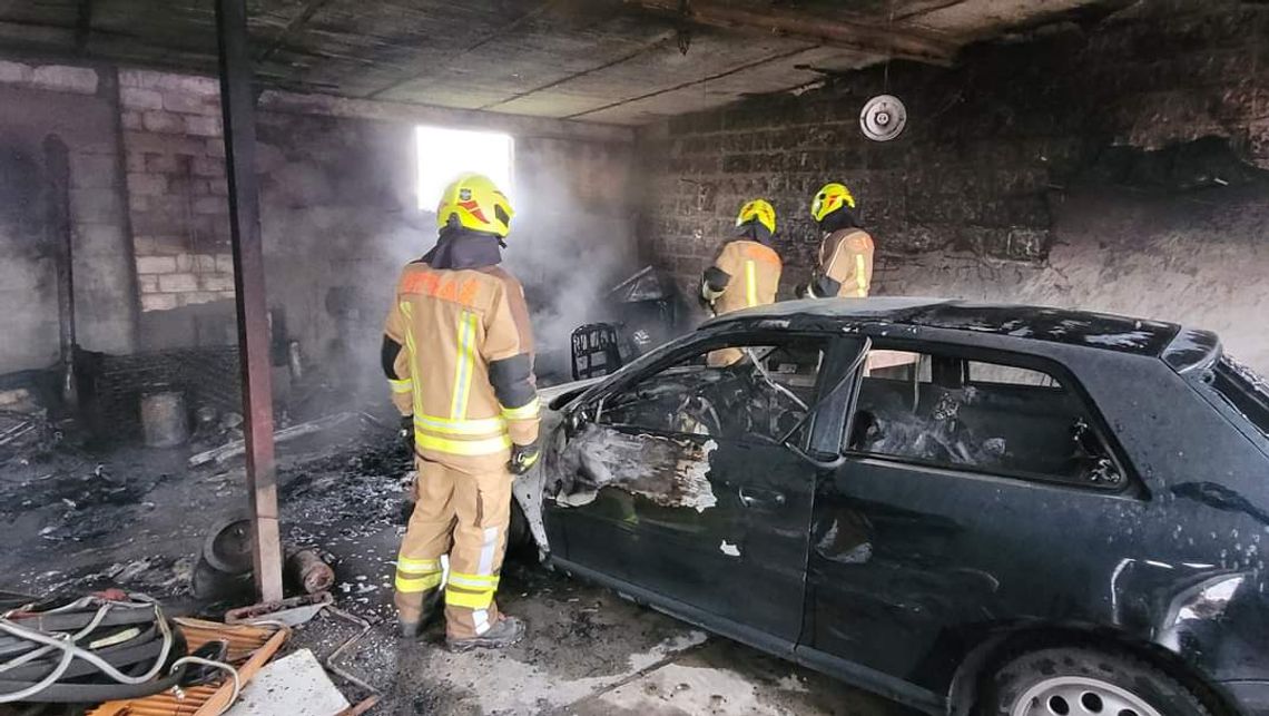 Pożar Audi w Nowej Woli. Na miejscu 6 zastępów straży