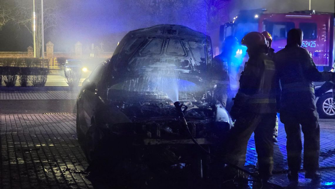 Pożar auta na parkingu przed Halą Mistrzów. Trwa akcja służb