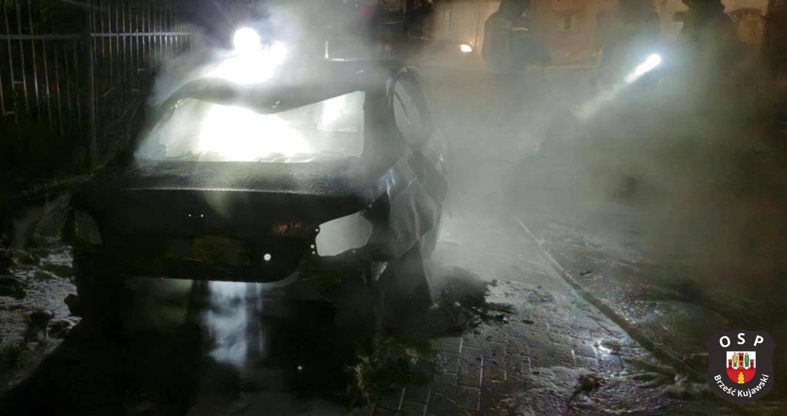 Pożar auta na ulicy Traugutta w Brześciu. Samochód całkowicie spłonął