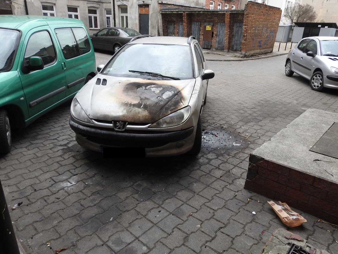 Pożar auta osobowego na podwórku w centrum miasta