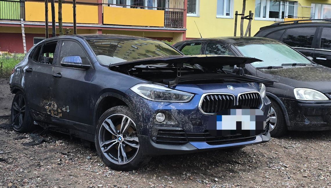 Pożar BMW na Arentowicza. Auto spłonęło w nocy, ucierpiał też samochód zaparkowany obok