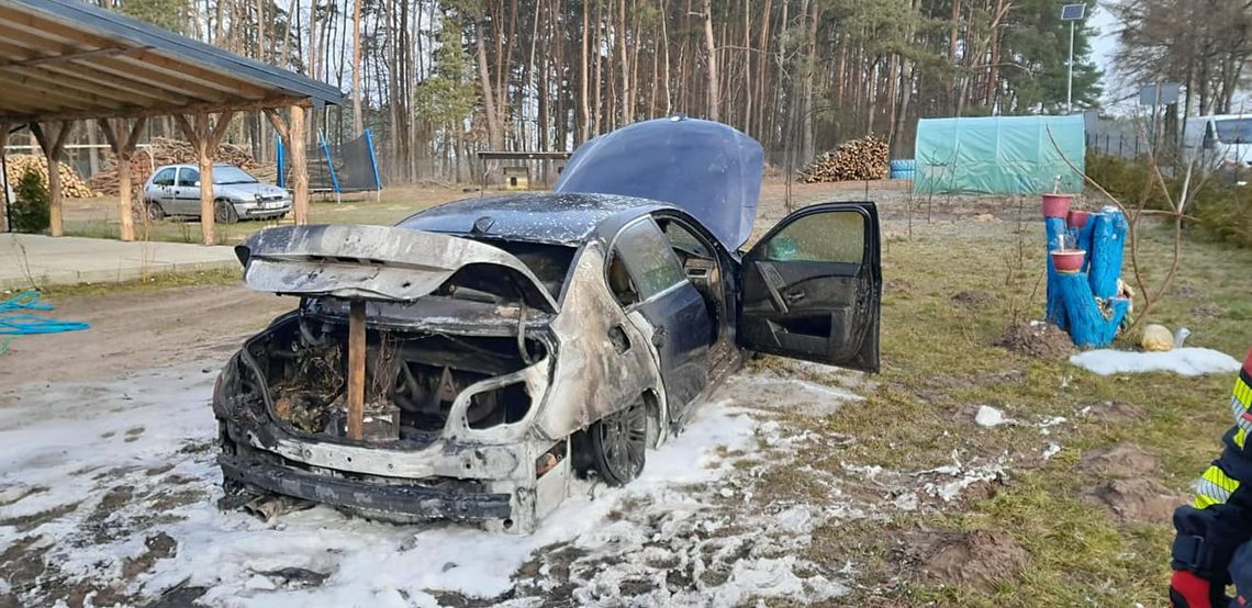 Pożar BMW w miejscowości Lisek. Straty wyceniono na 15 000 zł