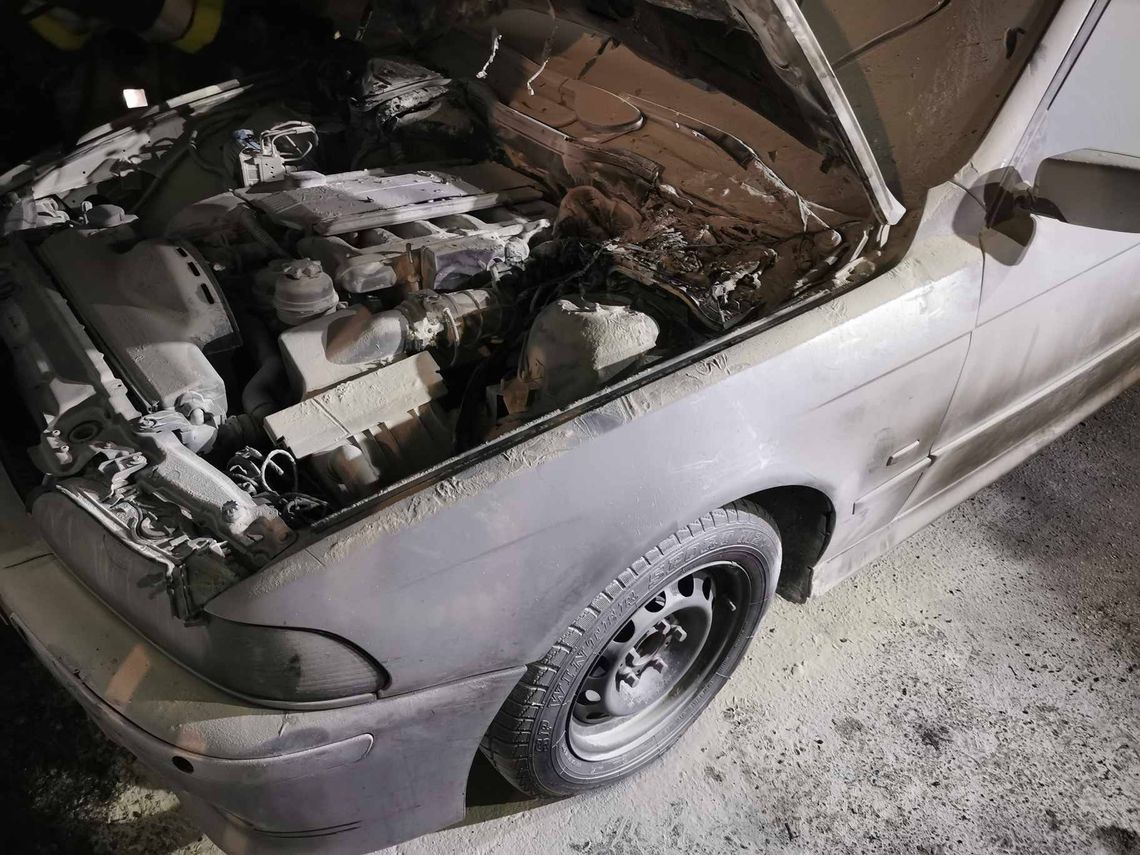 Pożar BMW w regionie. Wstępna przyczyną zwarcie instalacji