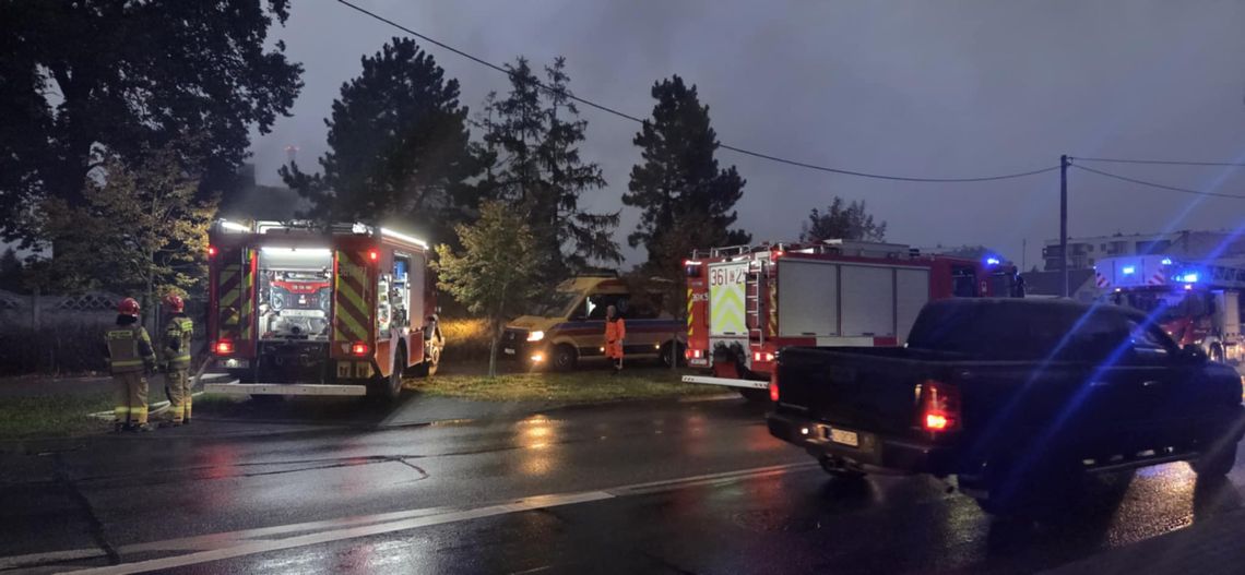Pożar budynku przy ul. Kapitulnej. Na miejscu kilka zastępów straży pożarnej