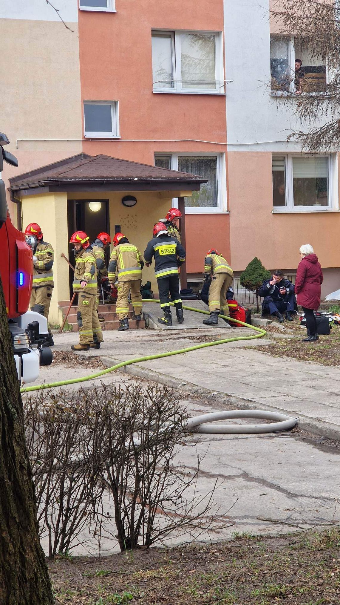 Pożar budynku przy ulicy Ostrowskiej. Dwóch policjantów poszkodowanych