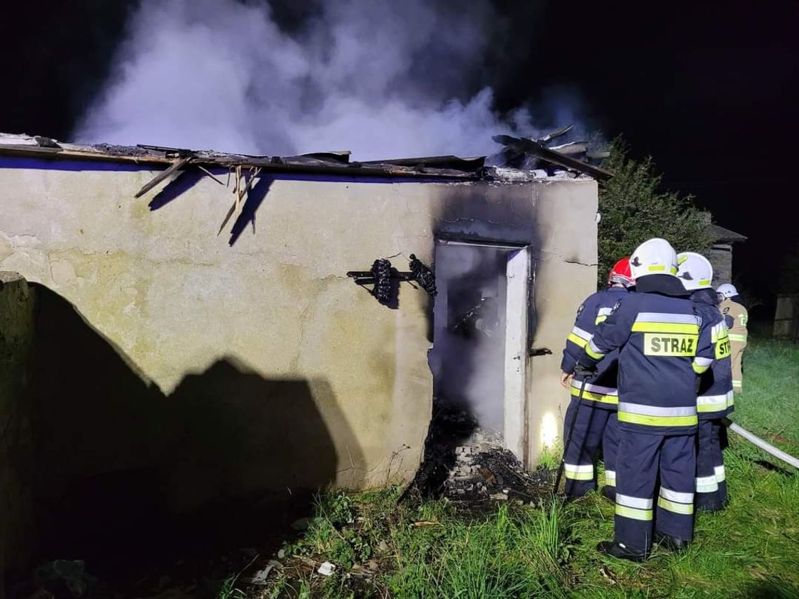 Pożar pustostanu w regionie. W akcji brało udział kilka zastępów straży