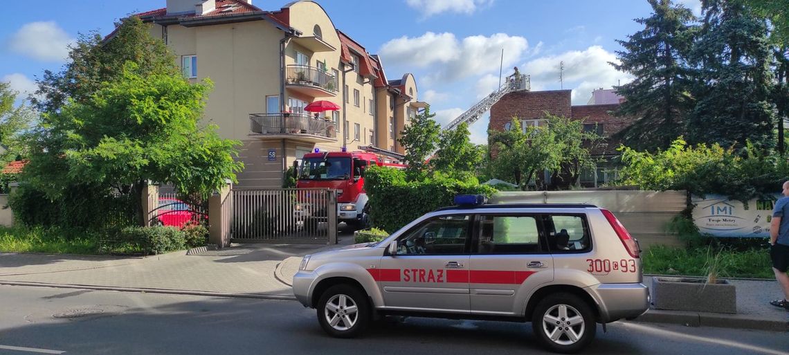 Pożar dachu budynku przy ulicy Stodólnej. Na miejscu cztery zastępy straży pożarnej