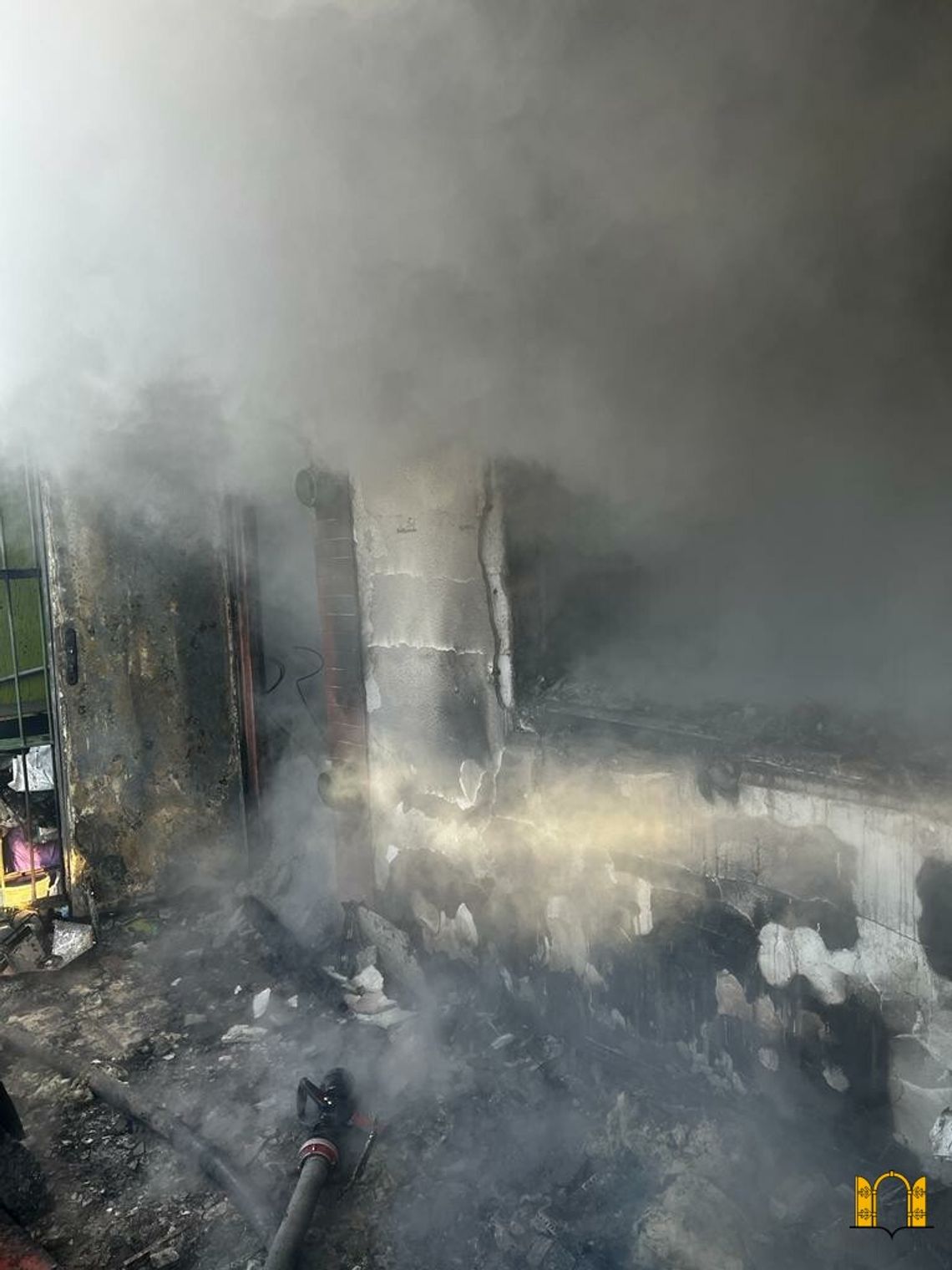 Pożar domku na działce na os. Południe. Na miejscu 4 zastępy straży pożarnej