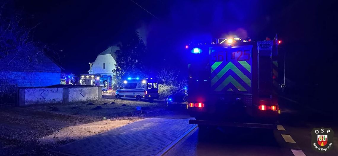 Nocny pożar domu jednorodzinnego w Starobrzeskiej Kolonii. Dwie osoby ewakuowane