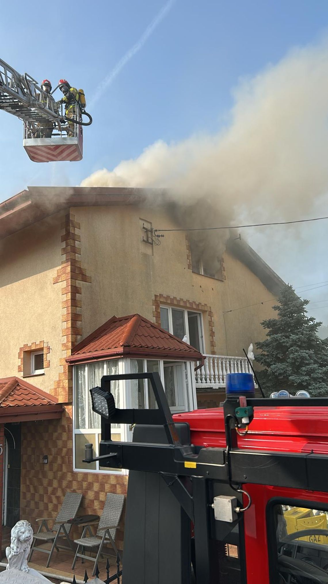 Pożar domu w Lubieniu. Na miejscu sześć zastępów Straży Pożarnej Pożar domu w Lubieniu. Na miejscu sześć zastępów Straży Pożarnej