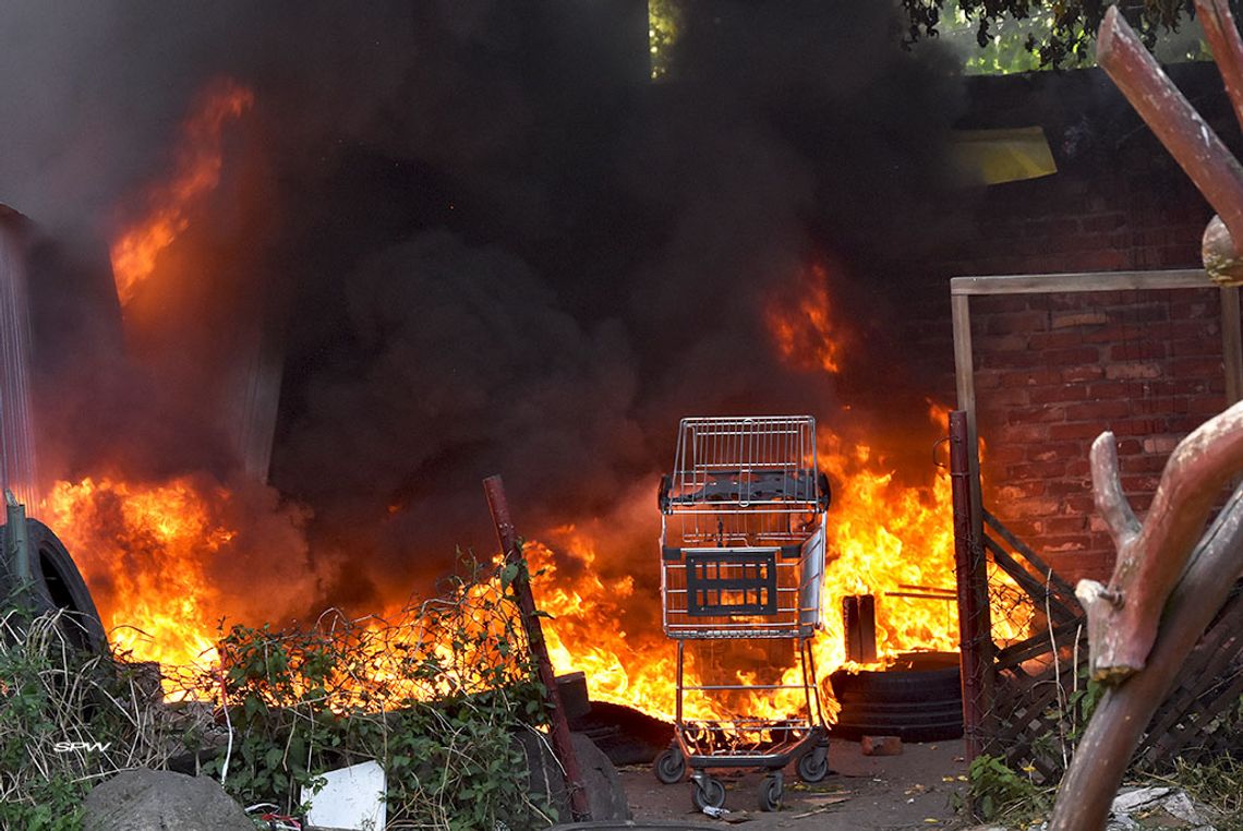 Pożar garażu na podwórku przy ul. Cyganka. Płonęły m.in opony