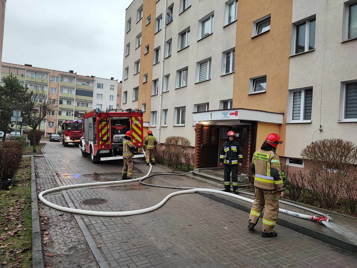 Pożar mieszkania na os.Południe. Jedna osoba przekazana pogotowiu