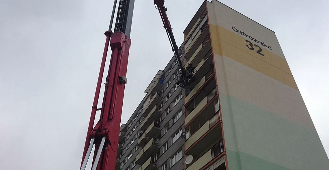 Pożar na 7 piętrze. W środku osoba niepełnosprawna. Strażacy ćwiczyli dziś taki scenariusz