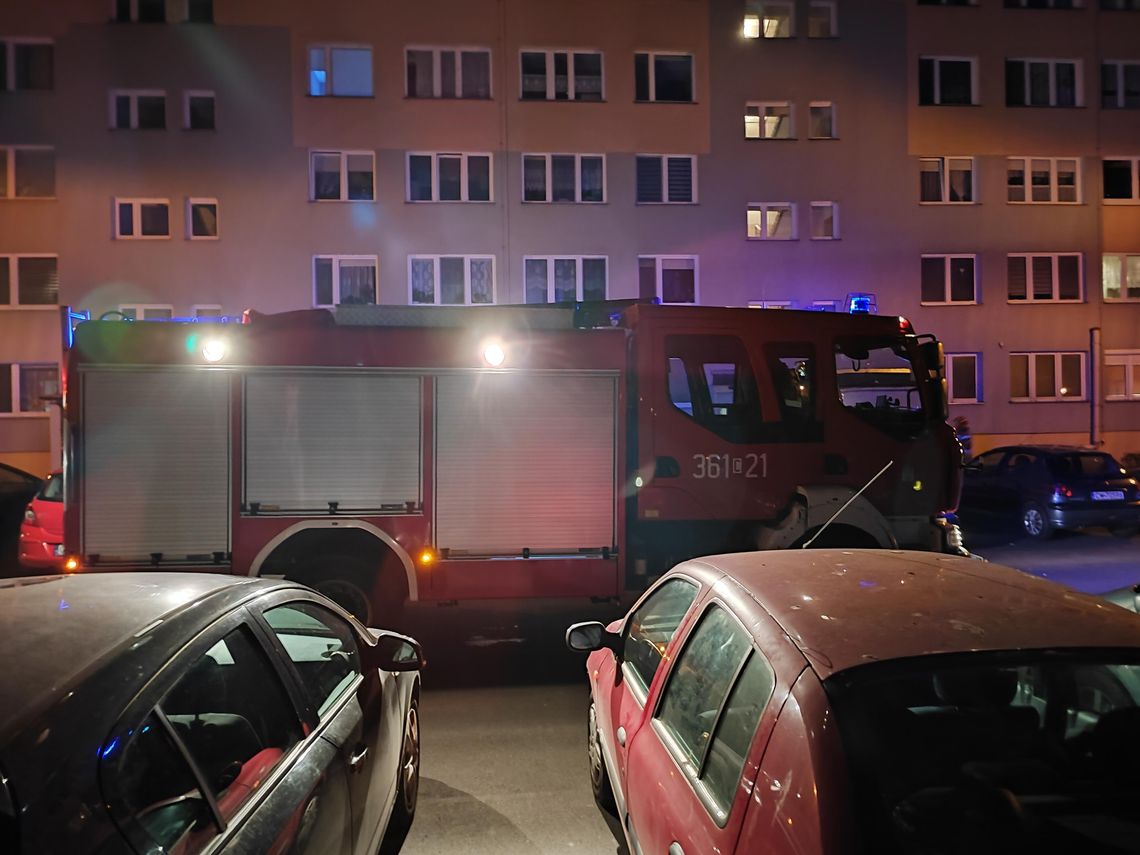 Pożar na czwartym piętrze bloku przy ul. Hożej. Na miejscu działały cztery zastępy PSP Włocławek