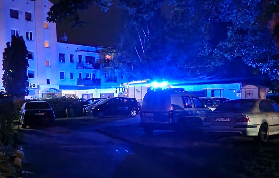 Pożar na klatce schodowej. W akcji 3 zastępy straży, pogotowie i policja