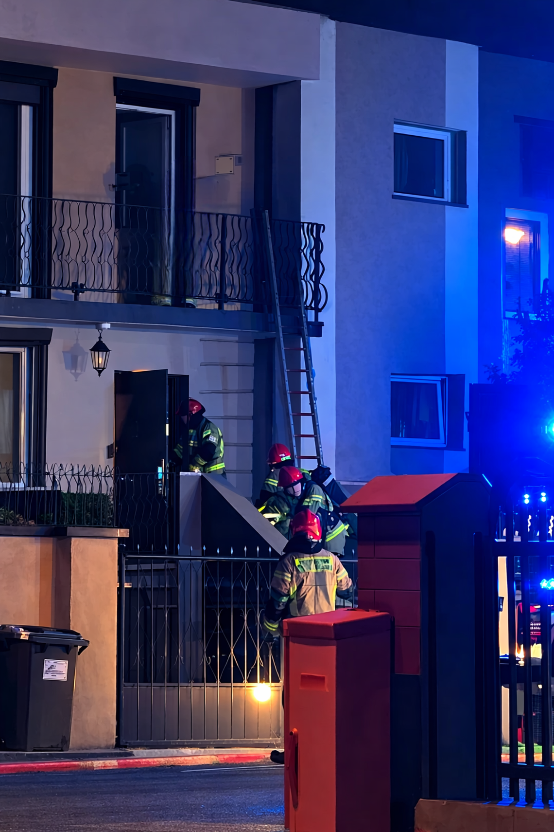 Pożar na Zawiślu. Ratownicy zabrali do szpitala kobietę i dwoje dzieci