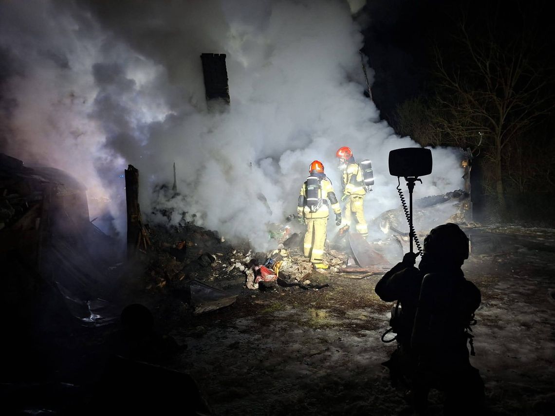 Pożar opuszczonego budynku w Józefowie. Obiekt spłonął doszczętnie